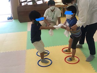 タオル相撲ではっけよーい、のこったー！