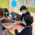 １月５日(水)書初めと福笑い😆