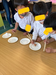 5月6日(金)箸つかみゲーム🥢