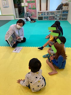 10月7日(金)　絵本『サルくんとバナナのゆうえんち』