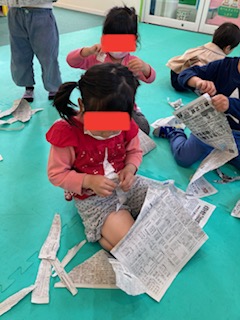 4月11日（火）新聞紙遊び📜