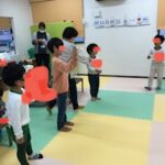１１月２２日(水)紙皿飛行機を飛ばそう！