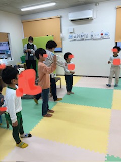 １１月２２日(水)紙皿飛行機を飛ばそう！