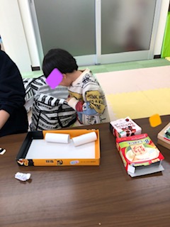 12月21日㈮　廃材でおもいのままに工作✂