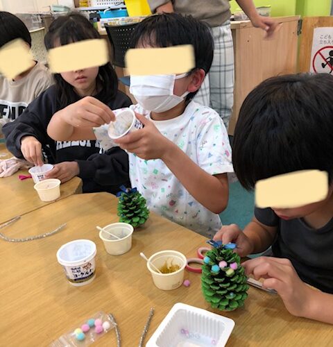12月2日（土）松ぼっくりのツリー作り🎄