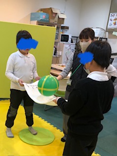 2月21日(火)　風船ペアリレー🎈
