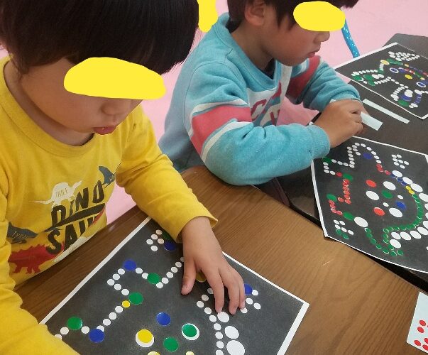 4月8日(月)　シール貼り🎶