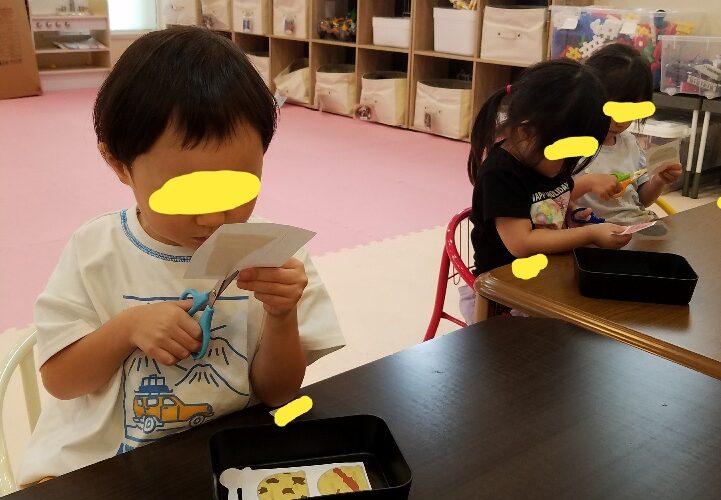 ８月９日(金)　はさみでチョキチョキ✄