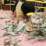 １２月９日（火）新聞紙遊び📄
