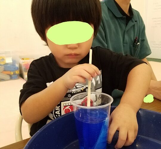 9月9日(火)　氷・色水遊び🍧