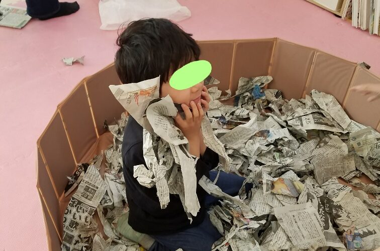 5月2日(金)新聞紙遊び🗞