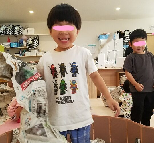 7月2日(水)　新聞紙遊び🧹